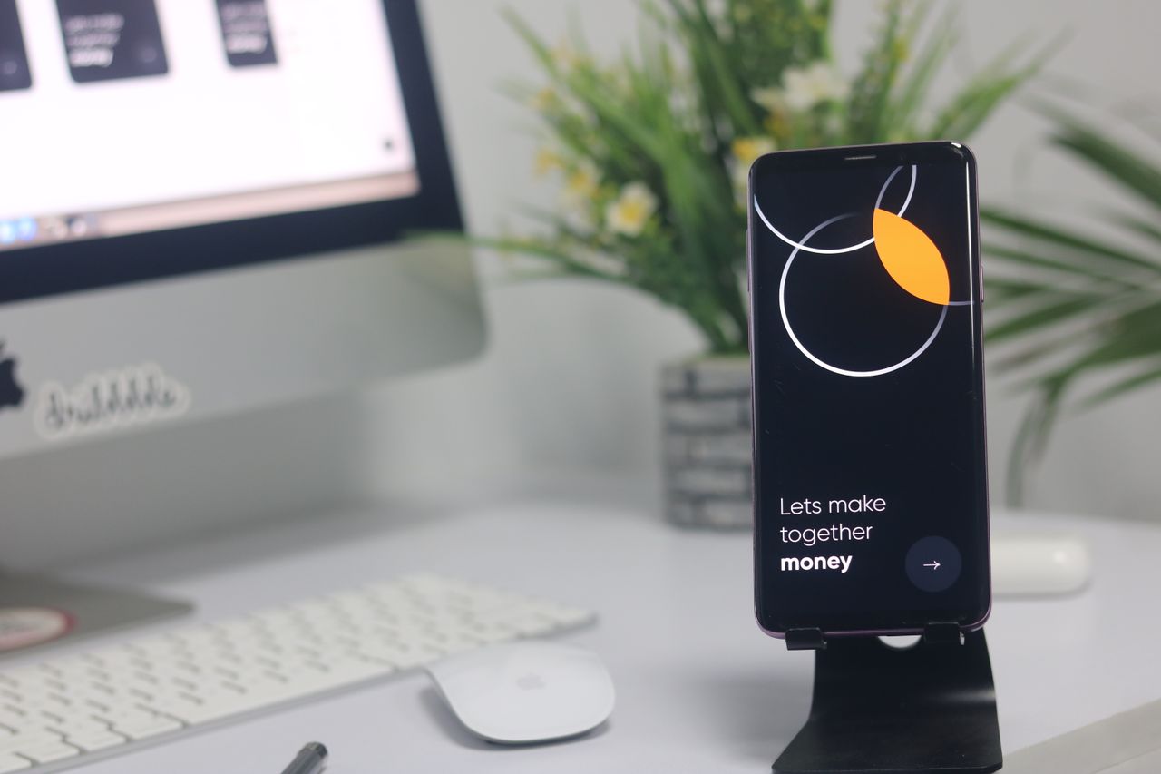 gallery-02 Un espace de travail moderne avec un smartphone affichant un écran et une configuration informatique, idéal pour les thèmes liés à l’entreprise et à la technologie.